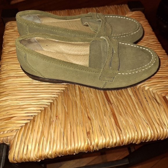 LANDS' END olive green suede leather  loafers. Size 6 - Picture 3 of 6